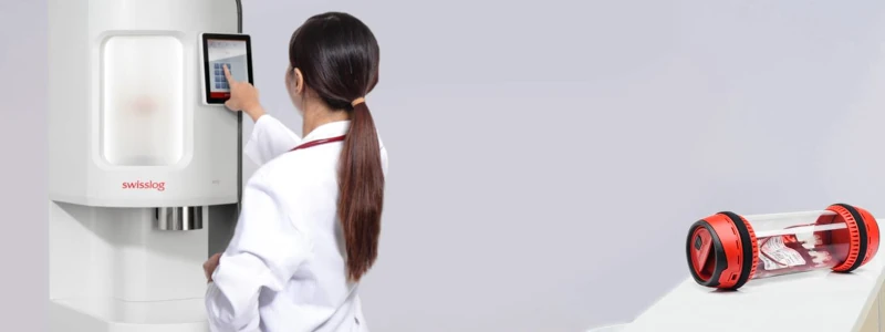 enfermeira trabalhando em um sistema de correio pneumático hospitalar