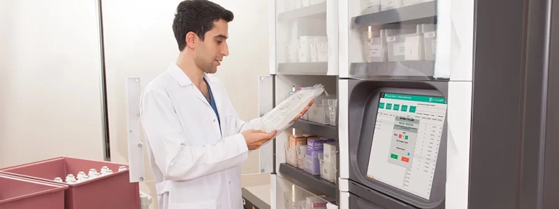 gestor abastecendo um dispensário eletrônico de medicamentos