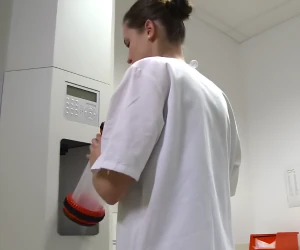 cápsula do correio pneumático sendo inserida na estação de envio