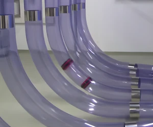 cápsula do correio pneumático viajando pala tubulação do hospital