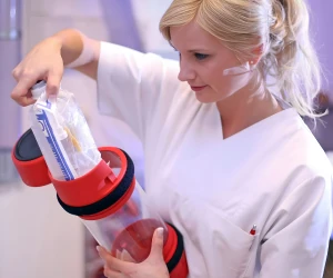 material hospitalar sendo inserido em uma cápsula de transporte pneumático